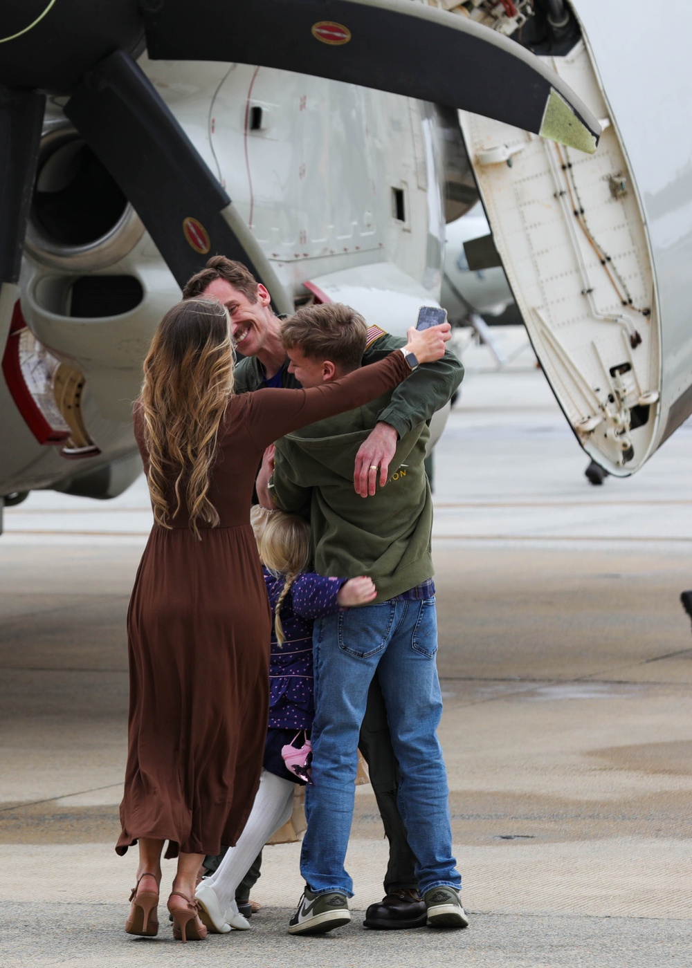 VAW-121 Comes home from deployment