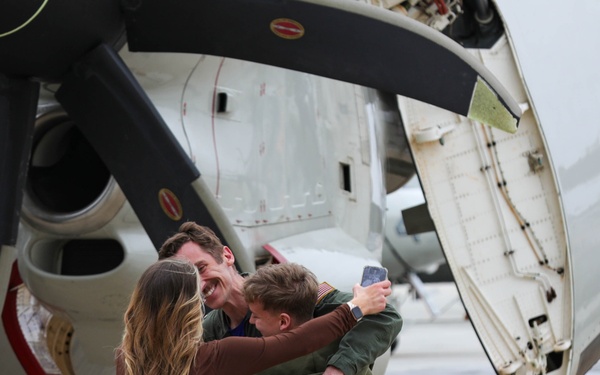 VAW-121 Comes home from deployment