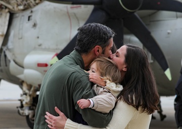 VAW-121 Comes home from deployment