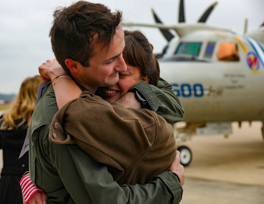 VAW-121 Comes home from deployment