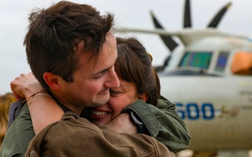 VAW-121 Comes home from deployment