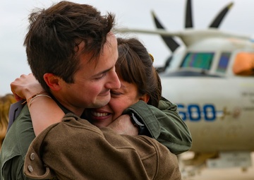 VAW-121 Comes home from deployment
