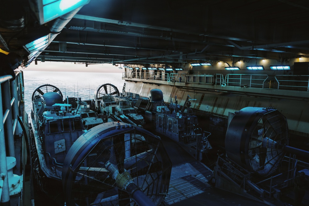 11th MEU Marines, Sailors Conduct Ship to Shore Movement