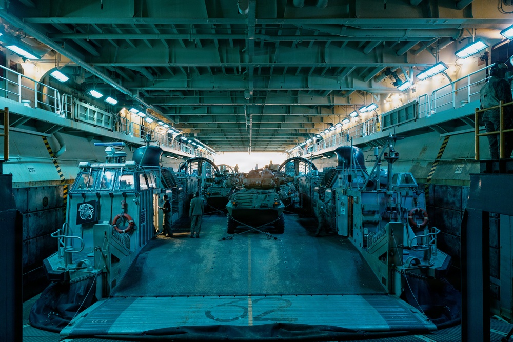 11th MEU Marines, Sailors Conduct Ship to Shore Movement