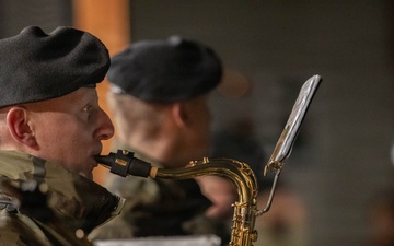 Soldiers and Polish community celebrate 2025 Christmas tree lighting ceremony