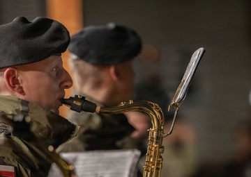 Soldiers and Polish community celebrate 2025 Christmas tree lighting ceremony