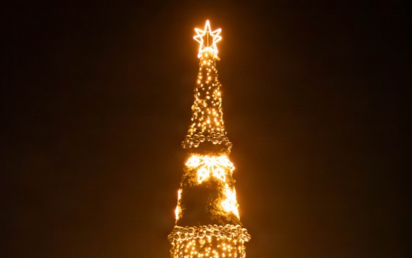 Soldiers and Polish community celebrate 2025 Christmas tree lighting ceremony