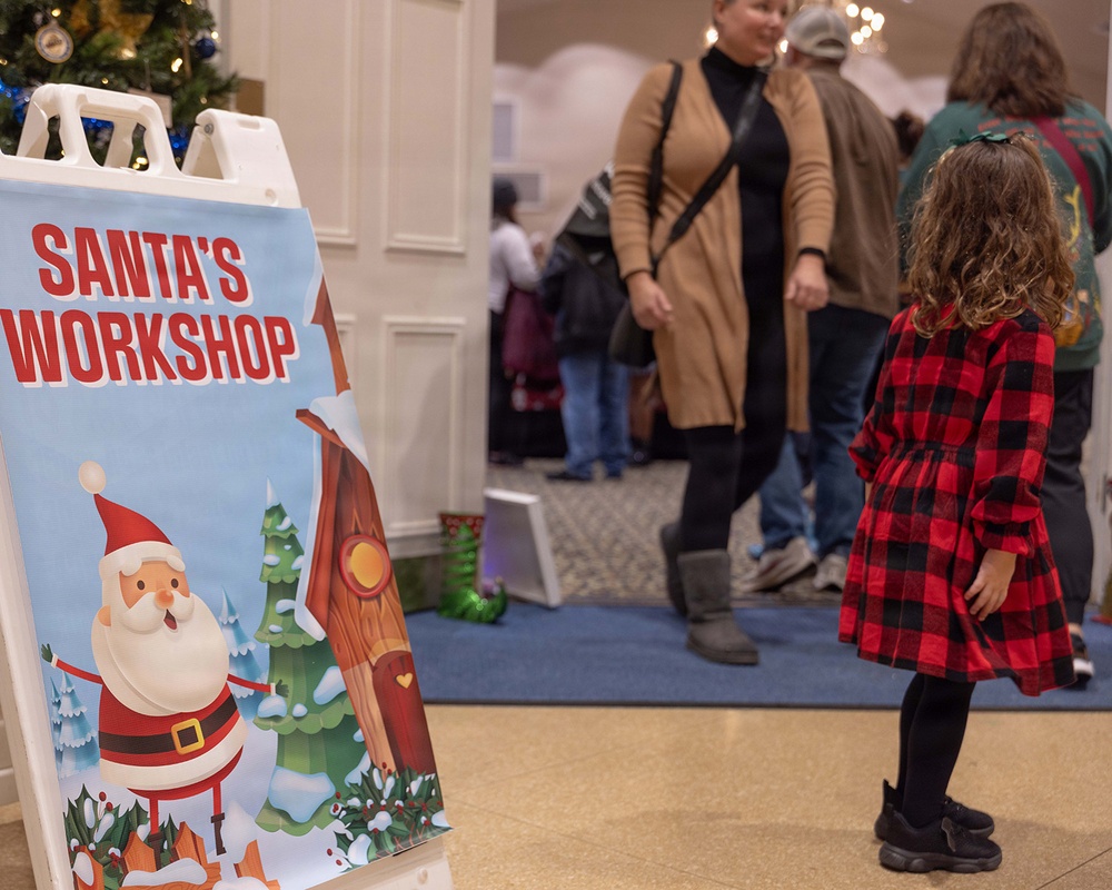 Pensacola MWR Hosts Tree Lighting, Trees for Troops