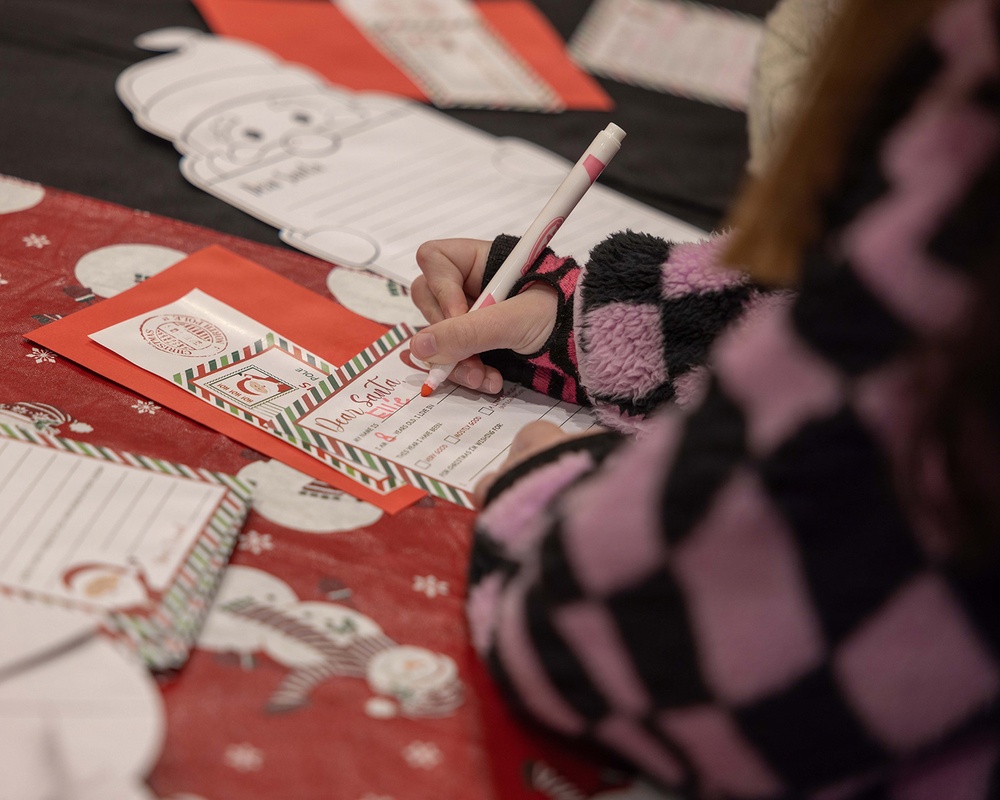 Pensacola MWR Hosts Tree Lighting, Trees for Troops