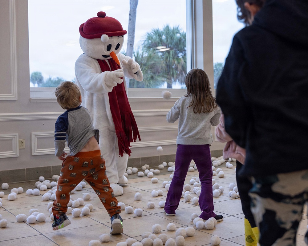 Pensacola MWR Hosts Tree Lighting, Trees for Troops