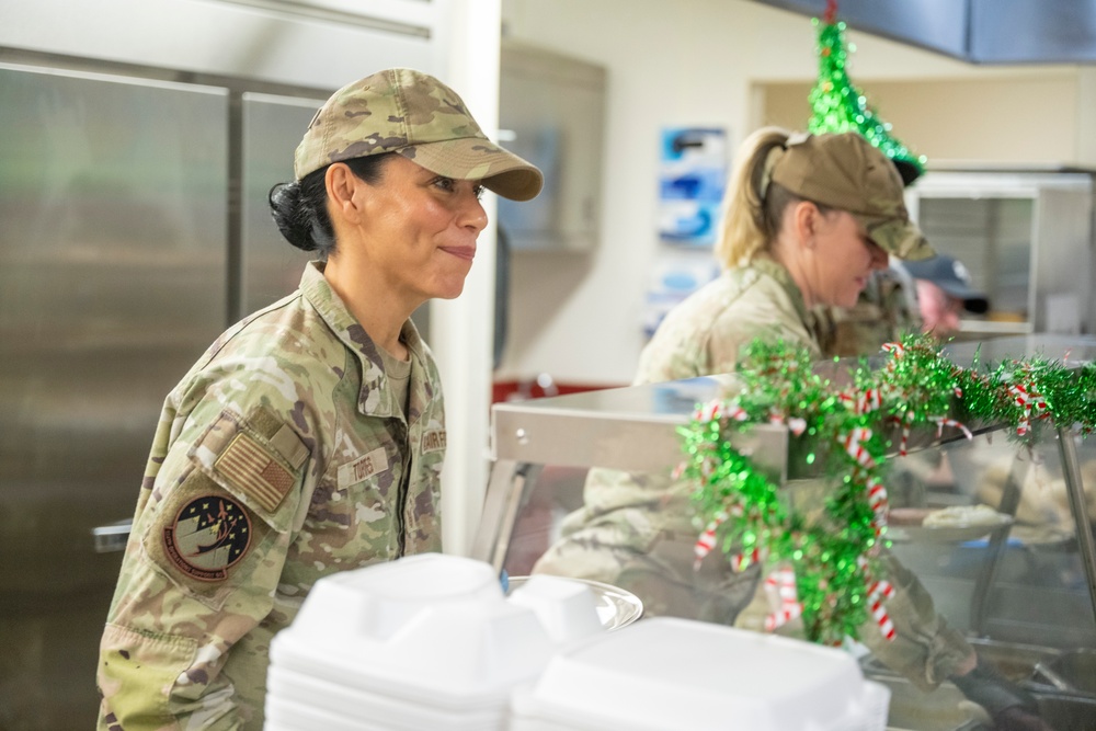 Leadership Serves 124th Holiday Meal