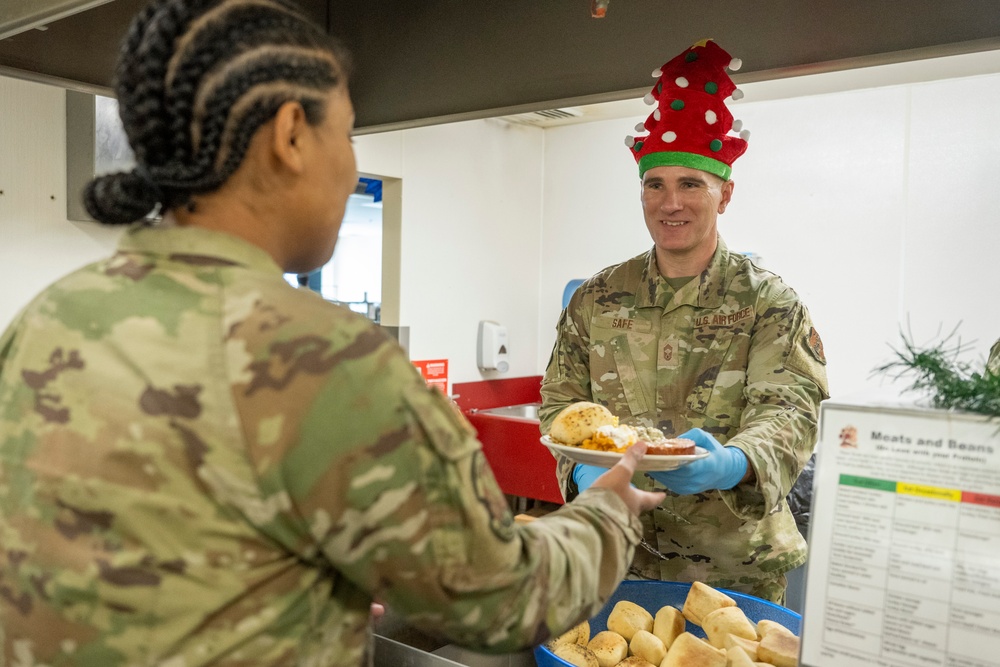 Leadership Serves 124th Holiday Meal