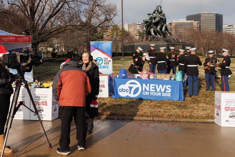Quantico Marine Band supports Arlington Toys for Tots drive