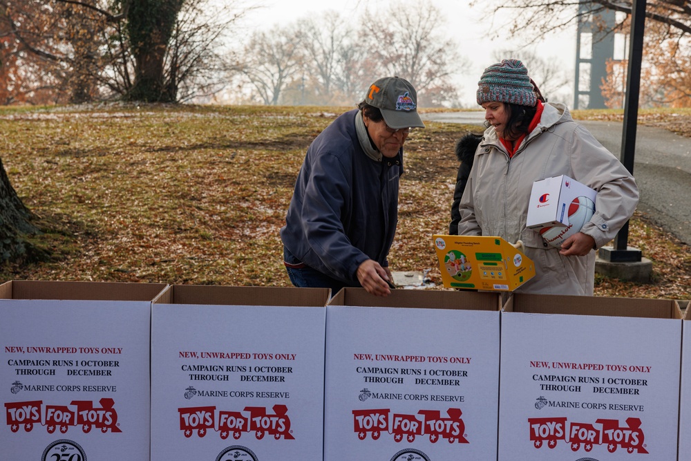 Quantico Marine Band supports Arlington Toys for Tots drive