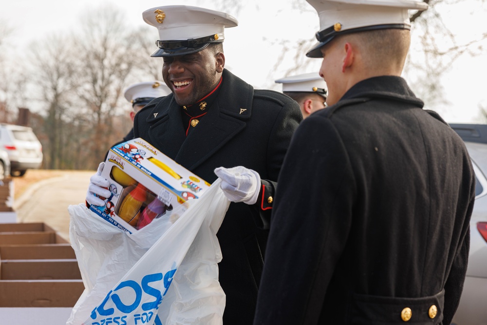 Quantico Marine Band supports Arlington Toys for Tots drive
