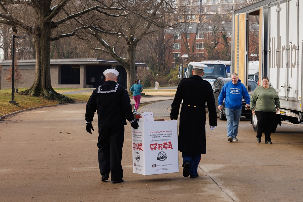 Quantico Marine Band supports Arlington Toys for Tots drive