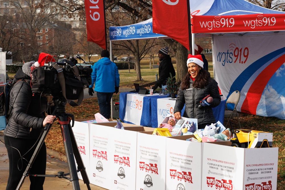 Quantico Marine Band supports Arlington Toys for Tots drive