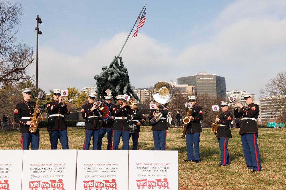 Quantico Marine Band supports Arlington Toys for Tots drive