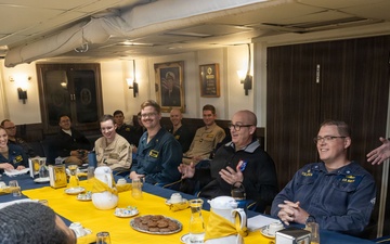 DESRON Deputy Commodore visits USS Milius (DDG 69)