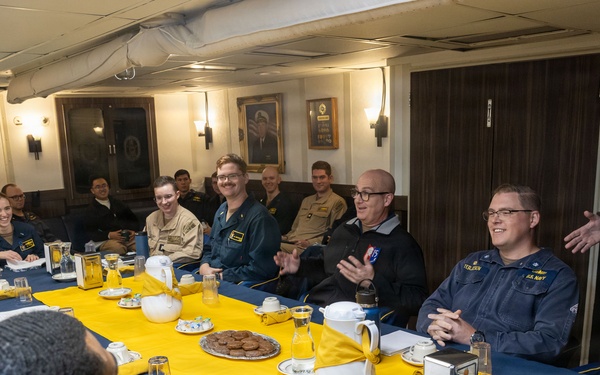 DESRON Deputy Commodore visits USS Milius (DDG 69)