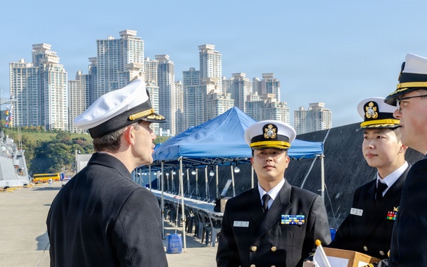 USS Milius (DDG 69) Greeted by ROKN