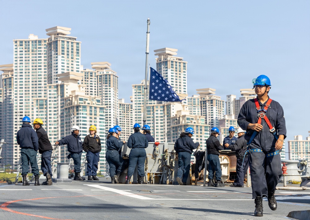 USS Milius (DDG 69)Departs Busan