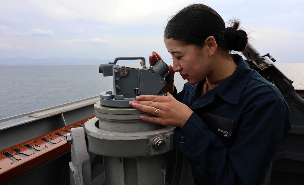 USS Roosevelt (DDG 80) Conducts Strait of Hormuz Transit