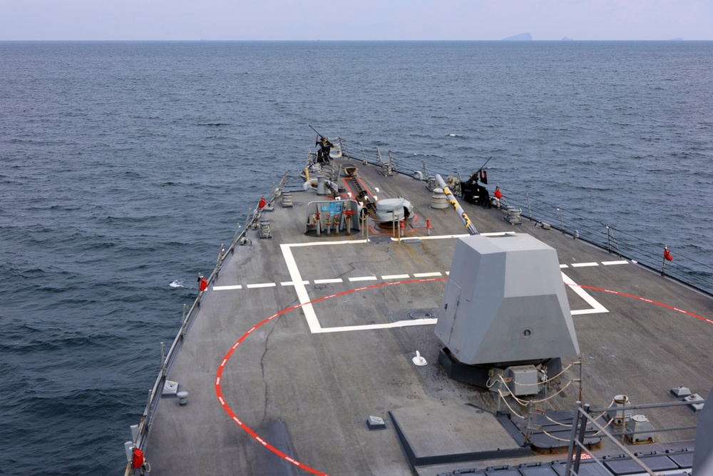 USS Roosevelt (DDG 80) Conducts Strait of Hormuz Transit