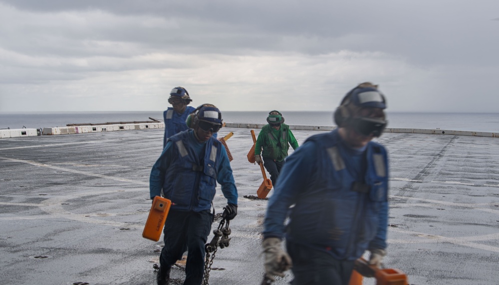 USS San Diego (LPD 22) Conducts Flight Operations