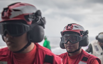 USS San Diego (LPD 22) Conducts Flight Operations