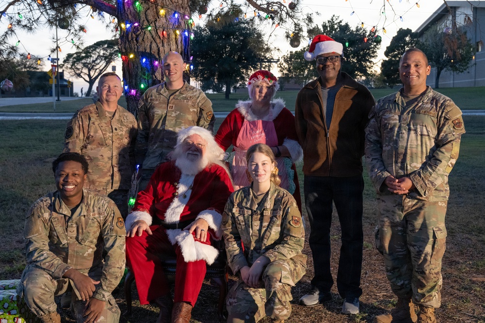 Laughlin kicks off holiday tradition with Christmas tree lighting