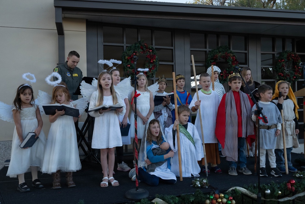 Laughlin kicks off holiday tradition with Christmas tree lighting