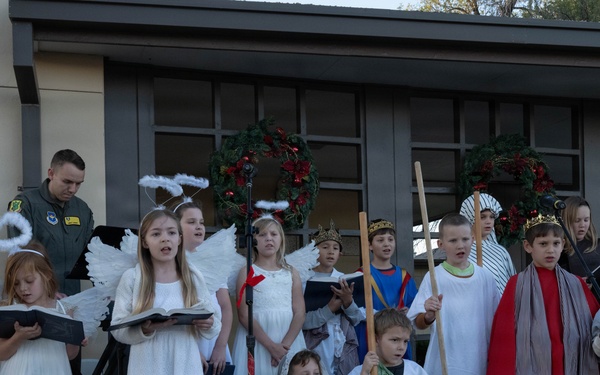 Laughlin kicks off holiday tradition with Christmas tree lighting