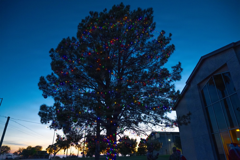 Laughlin kicks off holiday tradition with Christmas tree lighting
