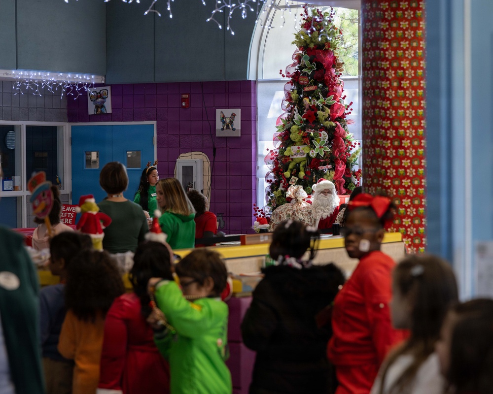 NAS Pensacola MWR Child and Youth Program, Petty Officers Host Local Children for Holiday Event