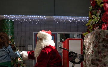 NAS Pensacola MWR Child and Youth Program, Petty Officers Host Local Children for Holiday Event