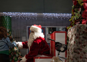 NAS Pensacola MWR Child and Youth Program, Petty Officers Host Local Children for Holiday Event