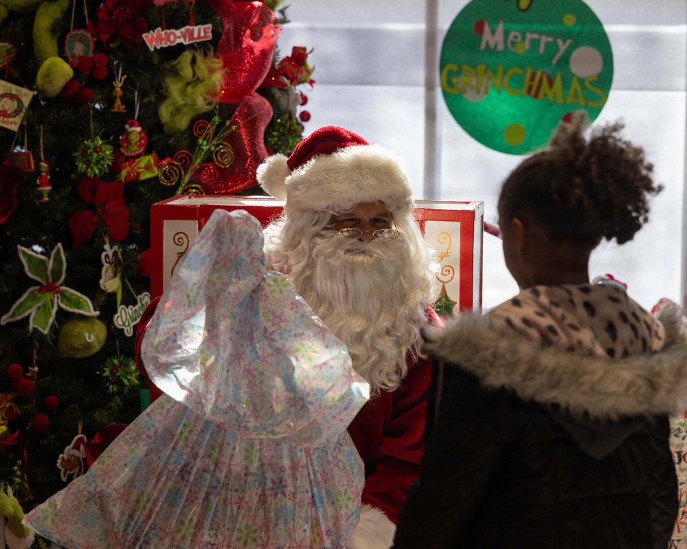 NAS Pensacola MWR Child and Youth Program, Petty Officers Host Local Children for Holiday Event