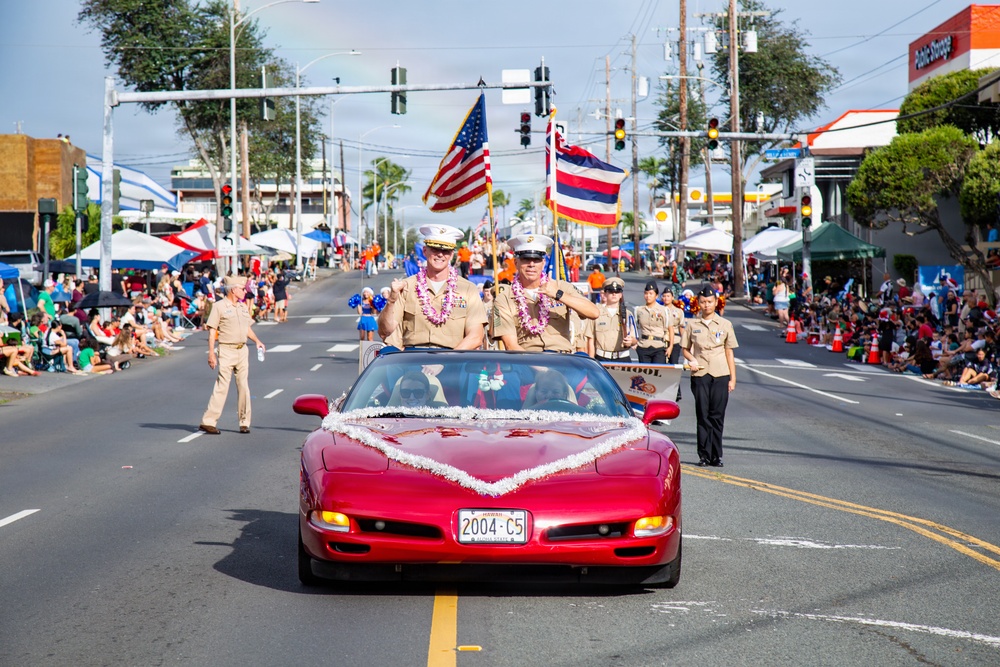 Mele Kalikimaka: MCBH CO and Sgt. Maj. Attend the 2025 Kaneohe Bay Christmas Parade