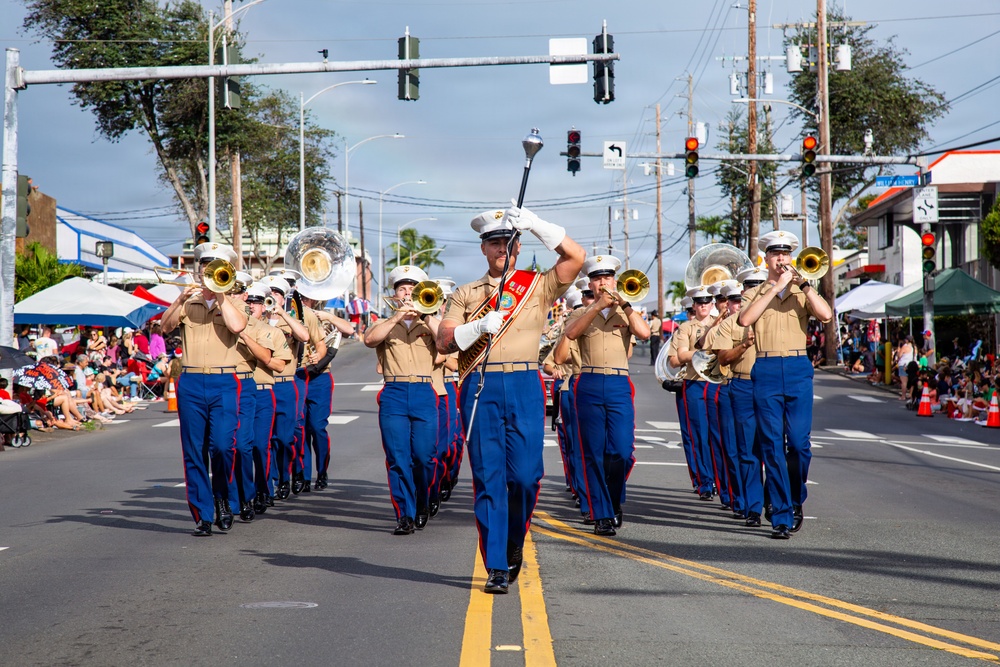 Mele Kalikimaka: MCBH CO and Sgt. Maj. Attend the 2025 Kaneohe Bay Christmas Parade