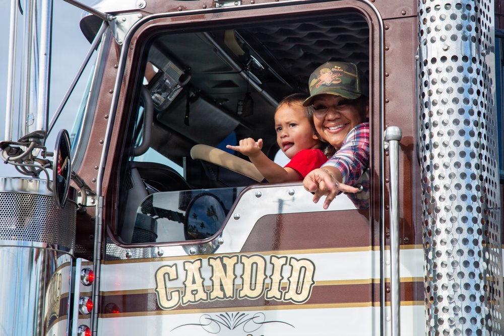 Mele Kalikimaka: MCBH CO and Sgt. Maj. Attend the 2025 Kaneohe Bay Christmas Parade