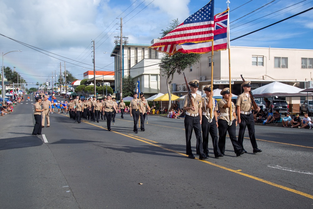 Mele Kalikimaka: MCBH CO and Sgt. Maj. Attend the 2025 Kaneohe Bay Christmas Parade