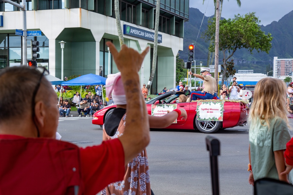 Mele Kalikimaka: MCBH CO and Sgt. Maj. Attend the 2025 Kaneohe Bay Christmas Parade