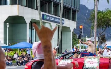 Mele Kalikimaka: MCBH CO and Sgt. Maj. Attend the 2025 Kaneohe Bay Christmas Parade