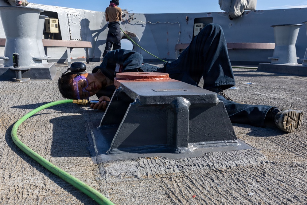 USS San Antonio Performs Deck Preservation