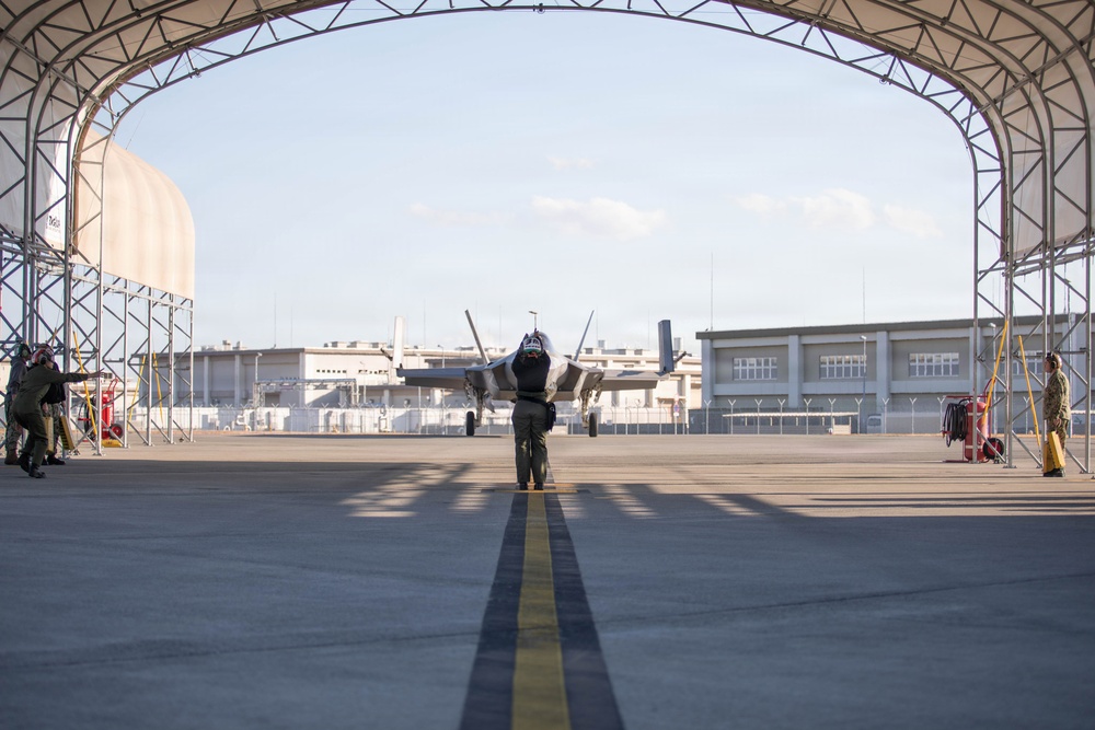 CVW-5 Pilots return to MCAS Iwakuni