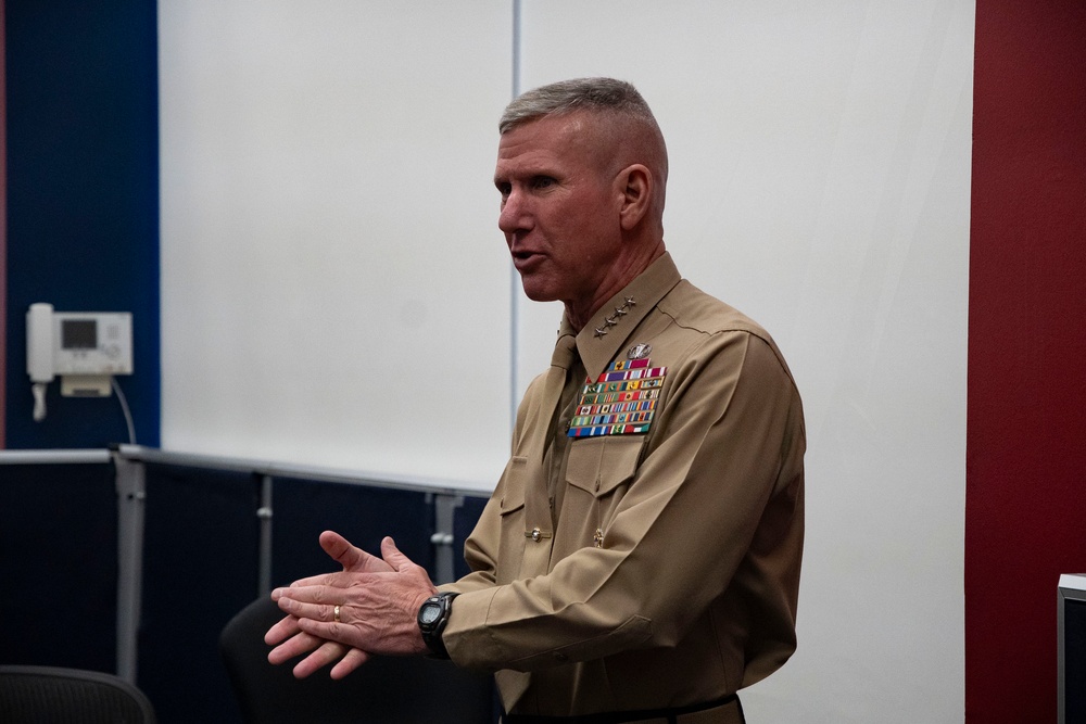 The 39th Commandant of the Marine Corps visits Recruiting Station Los Angeles