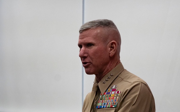 The 39th Commandant of the Marine Corps visits Recruiting Station Los Angeles