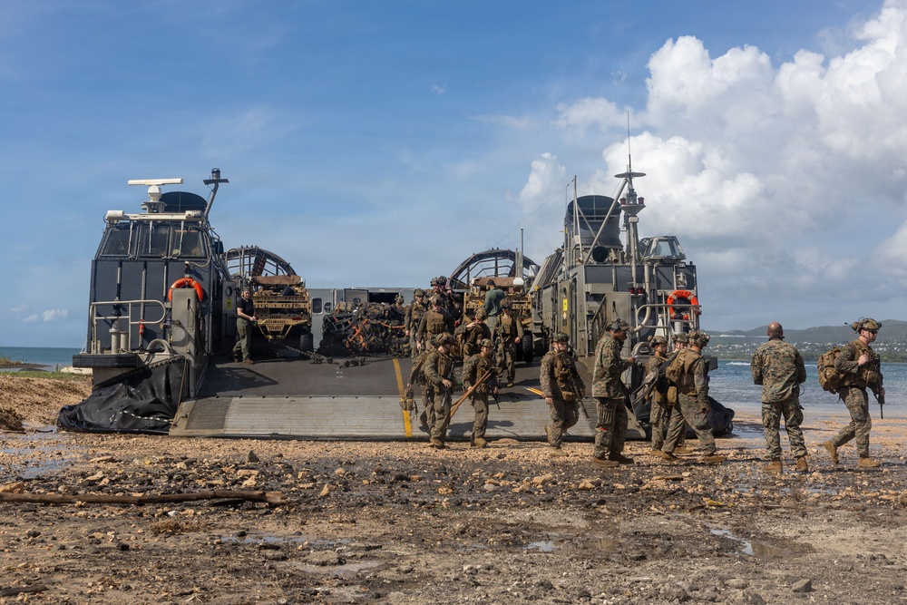 Landing craft, air cushion delivers U.S. Marines ashore