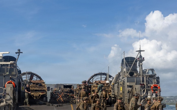 Landing craft, air cushion delivers U.S. Marines ashore